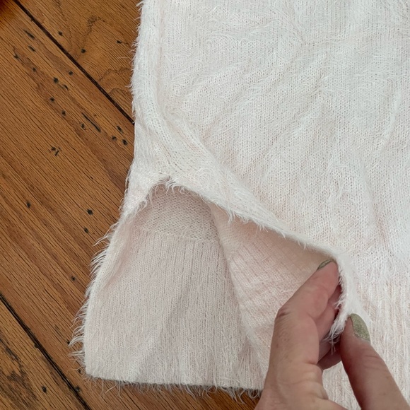 Venus v-neck fuzzy sweater - Picture 6 of 8